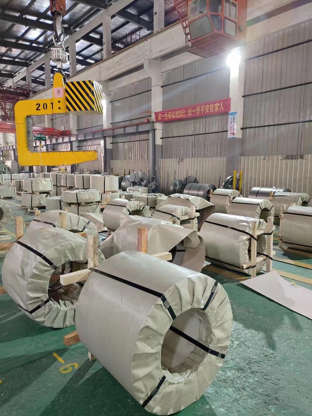 電鍍鋅卷成品包裝區(qū)域