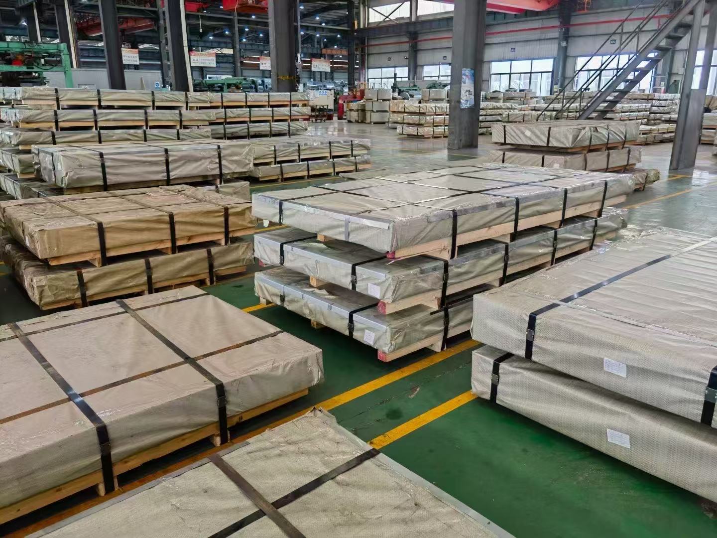 鍍鋅開平板成品區(qū)
